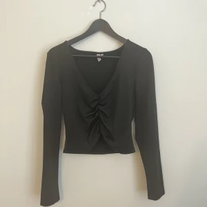 Svart topp - Från nelly, använd några gånger. Passar M/L 