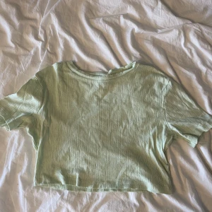 Ljusgrön topp - Ljusgrön croppad topp från NA-KD . Fint skick!