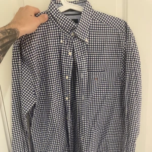 Gant-skjorta - Rutig skjorta från gant i storlek Large. Använd kanske 4-5 gånger, bra skick!