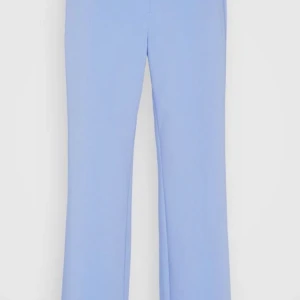 kostymbyxor bikbok  - Fina, ljusblåa kostymbyxor fårn BikBok, knappt använda. Säljs pga för korta i byxan (jag är 175cm). (ser mörkare ut på sista bilden men är som på första i vekrligheten) Fler bilder finns ! Köpa för 699kr.