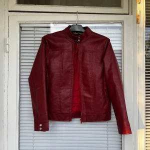 Röd läderjacka leatherjacket läderimitation leather faux leather fejkläder vegan skinnjacka bikerjacka motorcykeljacka motorcykeljacka vintage jacka jacket  - Supersöt röd läderjacka (fejk läder) säljes! Upplevs som en strl: M.   