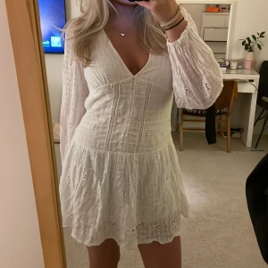 Vit zara klänning!! - Superfin med broderier! Sitter supersnyggt!💕(mest intressekoll!) men skriv med minsta intresse!!!❣️KÖP DIREKT PRIS FÖR 650kr!