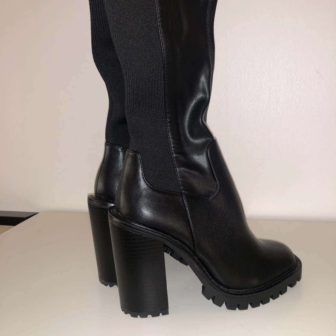 Oanvända lårhöga stövlar  - 91