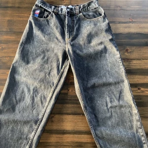 Big boys  - Ett par svarta big boys i bra begagnat skick med hål längst ner på benen baktill.  men annars bra skick 💕om man är runt 170 eller undre så kan man vika bort hålen så dom inte syns💕 köparen står för frakt 💕