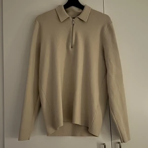 Tröja  - Mycket bra skick på tröjan då den använts Max 3 gånger  Säljer pga av för stor storlek 