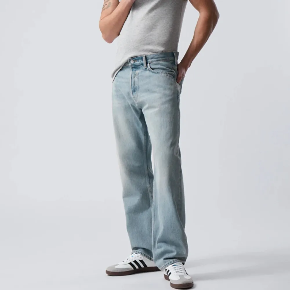 !lånade bilder från webbsidan, tror de är samma färg! Kan skicka flera bilder :)) Jättefina typ straight/baggy jeans, säljer då de är för stora på mig. . Jeans & Byxor.