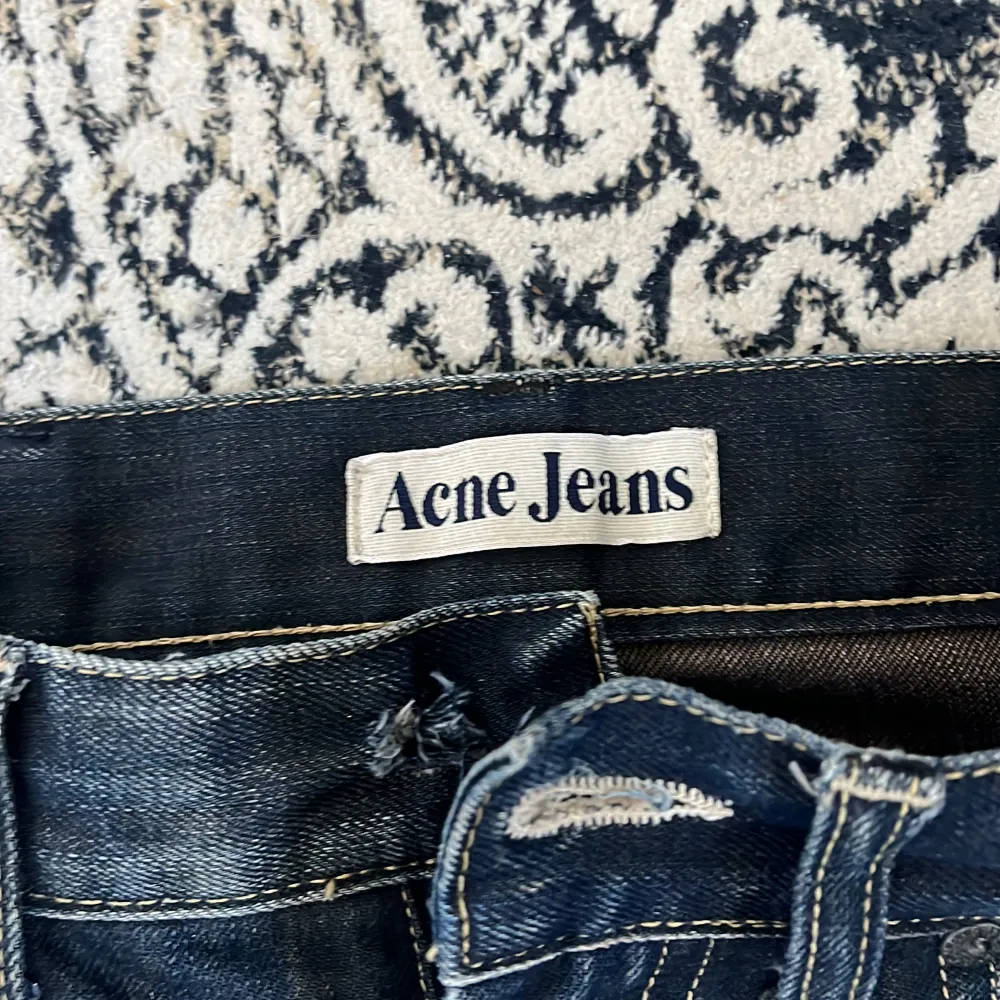 Säljer ett par sjukt feta acne jeans med skön wash. Rak passform och storlek 28/32. De ser i princip oanvända ut, inga flaws förutom knappen som lossnat som billigt går att fixa.. Jeans & Byxor.