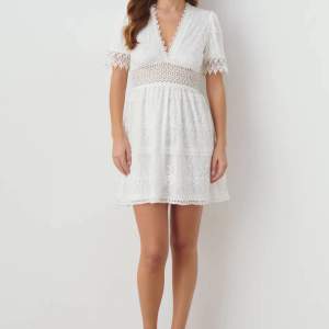 Helt ny vit klänning från Gina Tricot. Super fin men tyvärr för stor för mig. Finns inte längre att köpa. Oanvänd klänning! Endast provad. 