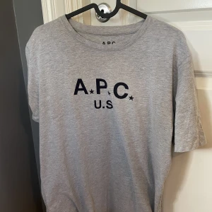 A.P.C t shirt  - Nypris 1000kr är för liten för mig och därför säljer jag