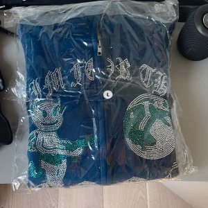 Navy blue aim for the moon - Råka köpa två tröjor så nu ska jag sälja min andra. Som ni ser i bilden så är den helt oöppnad och i perfekt skick. Har en likadan i L den passar bra och jag har M. Den är Liten i storlek. Ordinarie pris 741 kr