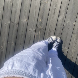 Converse  - Säljer dessa jätte snygga blåa converse som har använts några gånger. Storlek 39 men skulle säga att den passar 40 också.