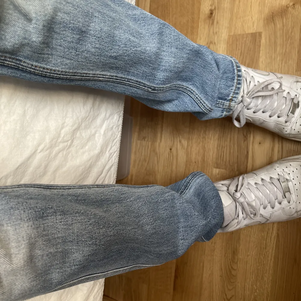 Kollar intresse på mina fina acne jeans! Dom är i modellen straight/bootcut! Är 175 cm och dom sitter i toppen längd❤️. Jeans & Byxor.
