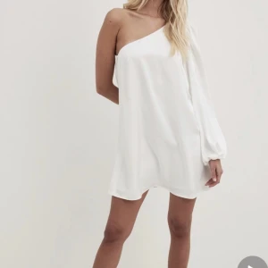 Studentklänning  - Perfekt till studenten, slutsåld och har lapparna kvar🫶