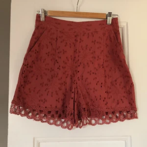 Shorts med spets  - Jättefina bomullsshorts som är helfodrade. Dold dragkedja i sidan. 