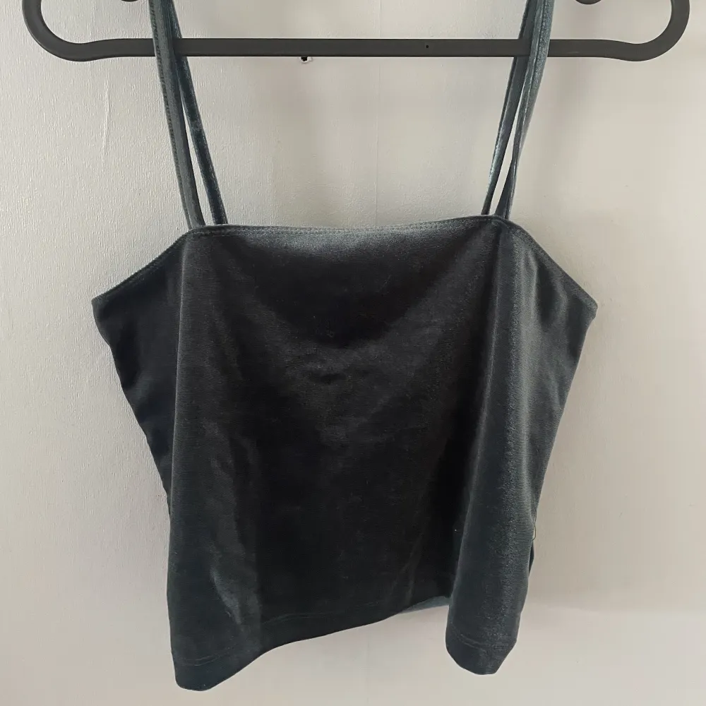 Ett mörkgrönt sammet linne från Bik Bok, använt fåtal gånger. Storlek Small. . Toppar.