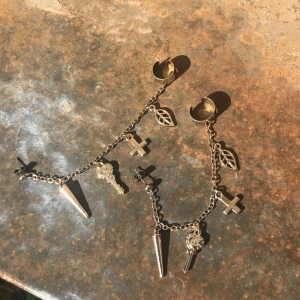 Örhängen - Ett par örhängen med cuff, skulle säga att skicket är 7/10. Vet inte vart de kommer ifrån tyvärr. Kontakta mig om du undrar något:)