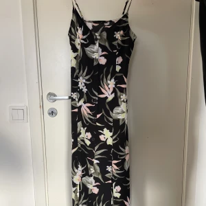 Blommig klänning - Jättefin sommarklänning aldrig använd. Säljer då den är för liten. Köptes för 299kr säljer för 100 💕🌸