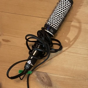 Björn Axén värmeborste 38mm - Säljer denna Björn Axén värmeborste i 38mm. Säljer då den inte kommer till användning. Kan även tänka mig att byta mot den som är 33mm. Hör av er vid fler bilder. Säljer + frakten💕💕