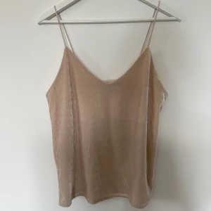 Linne - Rosa skimrigt ”sammets” linne från Bik Bok. Använd en gång. 95% polyester / 5% elastane Storlek S ✨✨✨