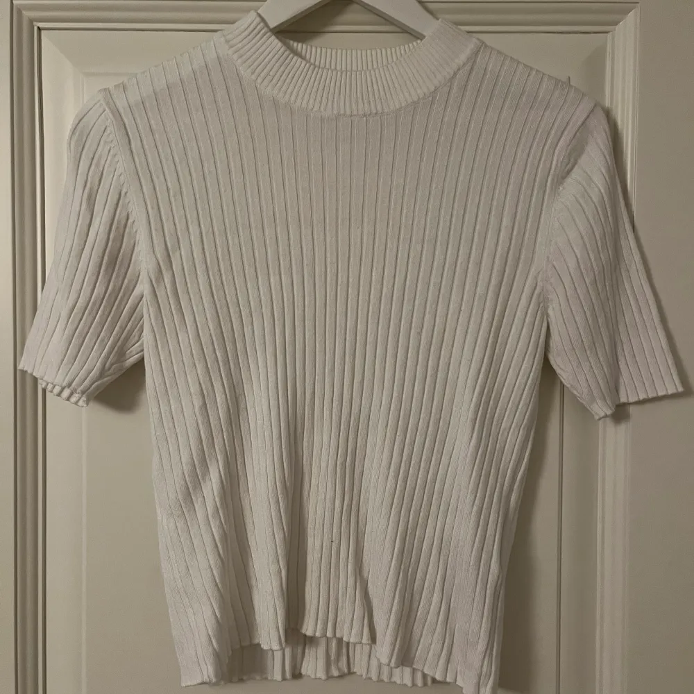 Ribbstickad t-shirt med lite högre krage. Så skönt material! . T-paidat.