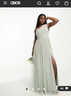 Oanvänd balklänning i tyll - Intressekoll på min oanvända gröna balklänning i tyll eftersom jag hittat en annan och denna inte går att lämna tillbaka. Köpt för 1139kr! Köpare föreslår pris!