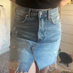 Jeans kjol strl 40 - jätte fin somrig jeans kjol för endast 100 kr. Använd men i bra skick. 