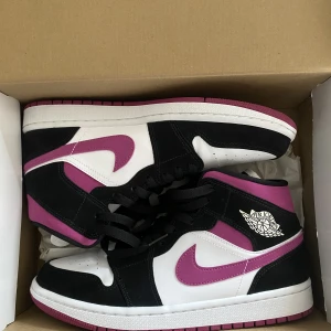 Jordan 1 Cactus Flower - Hej! Säljer mina Jordan 1s i storlek 41 (känns som 40) som inte kommer till någon användning 🌸  Pris kan diskuteras vid snabbköp :) 