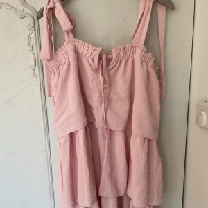 Rosa klänning  - Säljer denna fina rosa klänning med volanger då den inte kommit till användning. 