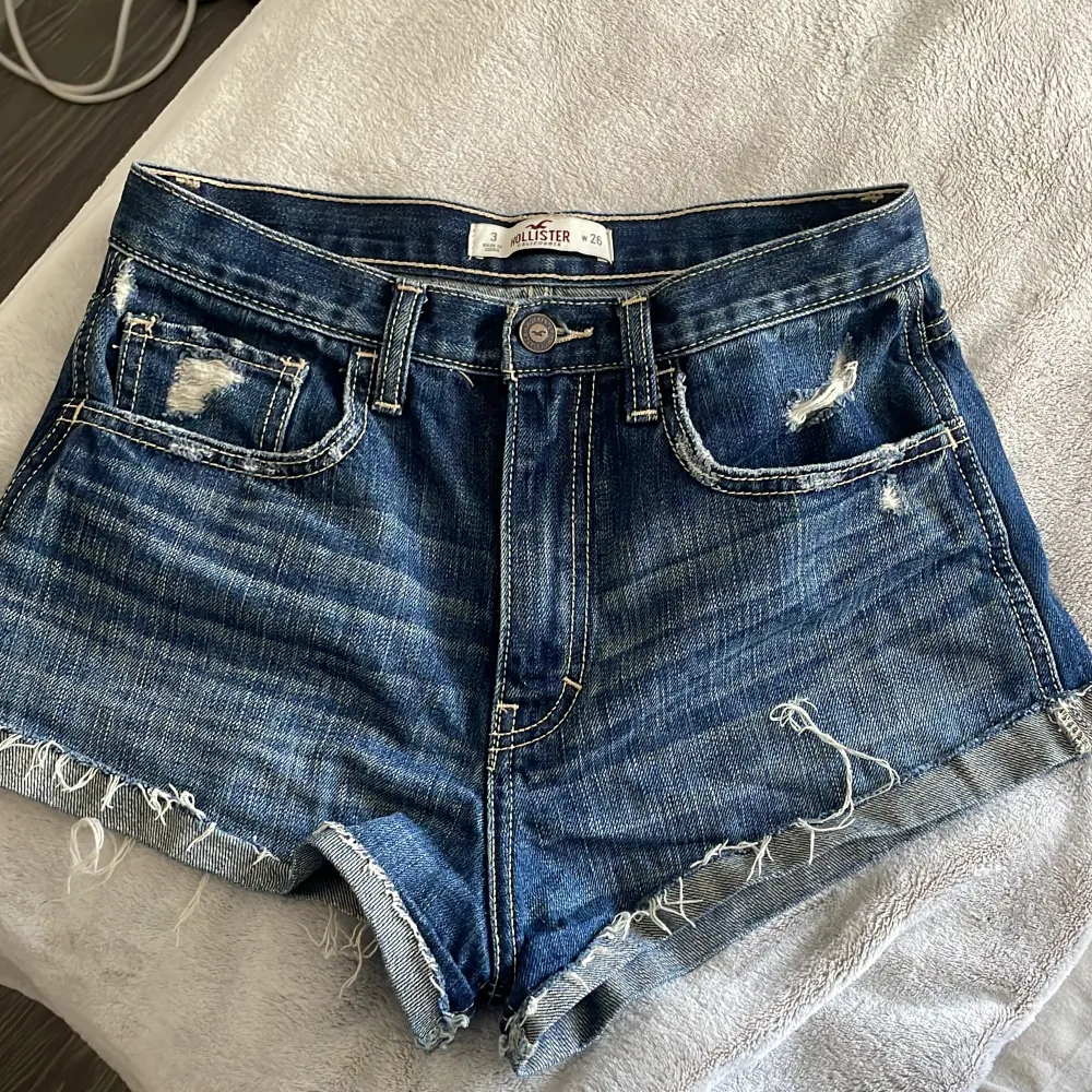 Snygga jeansshorts från hollister, säljer då dom inte passar mig som jag vill. Köparen står för frakt 💕. Shorts.