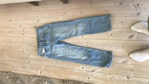 Blåa byxor - Ett par byxor som är lite baggy och är lite slitna som man kan se på färgen annars inga fläckar och i bra skick. Originalpriset är 790kr nytt pris är 400kr men kan förhandla med priset sen. storleken är 12-14 år och runt 155-165 cm.