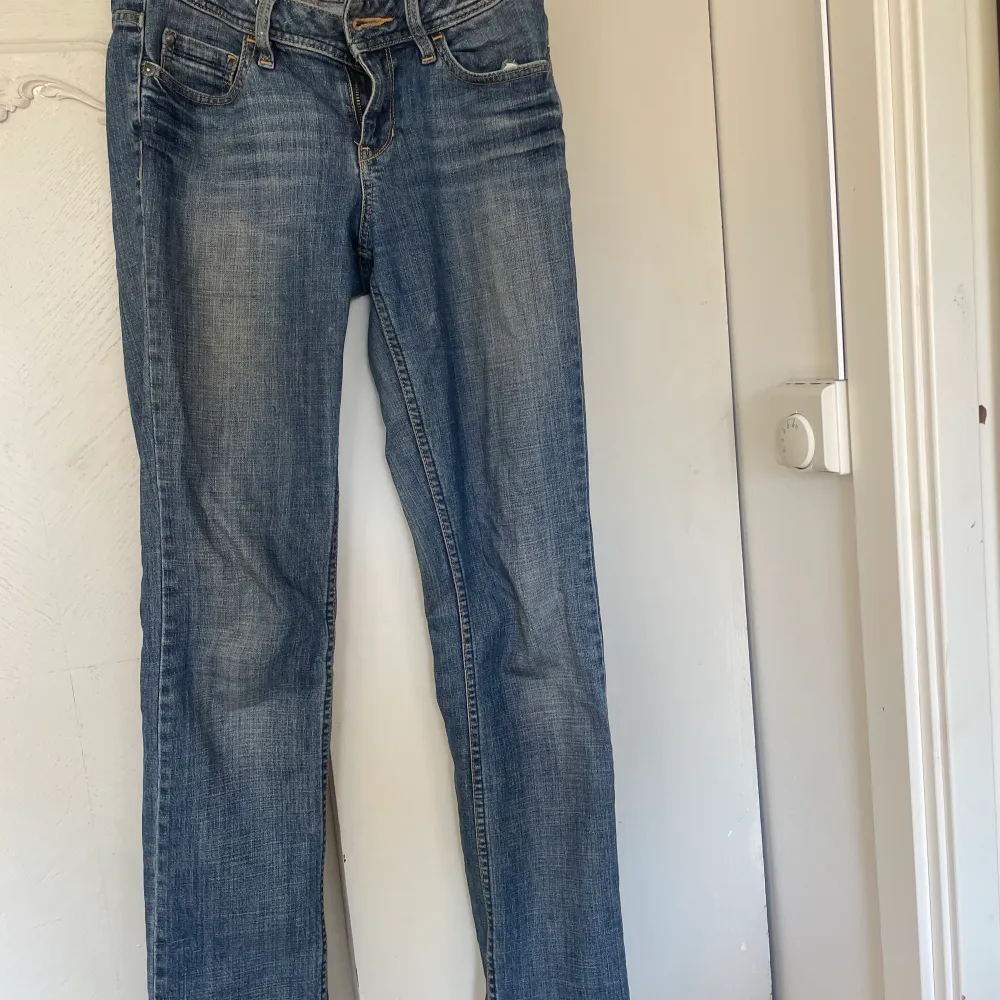 Säljer dessa lågmidjade jeans från esprit. Det är ett par favoriter som tyvärr inte kommer till användning längre. . Jeans & Byxor.