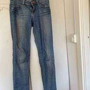 Säljer dessa lågmidjade jeans från esprit. Det är ett par favoriter som tyvärr inte kommer till användning längre. 