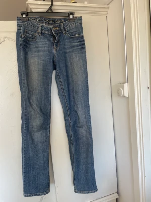 Lågmidjade jeans  - Säljer dessa lågmidjade jeans från esprit. Det är ett par favoriter som tyvärr inte kommer till användning längre. 