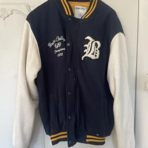Baseballjacka - Snygg oversize Baseballjacka. Den är använd men i fint skick. Passar S-L beroende hur man vill att den ska sitta. 