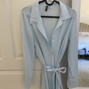 Skjortklänning - Så snygg och fräsch skjortklänning i ljusblått! Perfekt till våren och sommaren