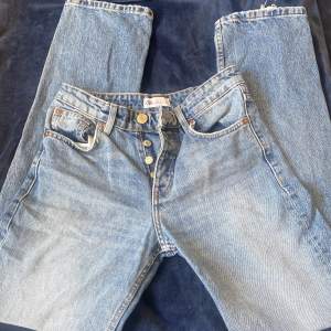 Här är mina gamla jeans från zara som helt enkelt har bara blivit för små för mig. De är raka och är i strl 34