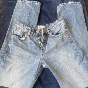 Här är mina gamla jeans från zara som helt enkelt har bara blivit för små för mig. De är raka och är i strl 34