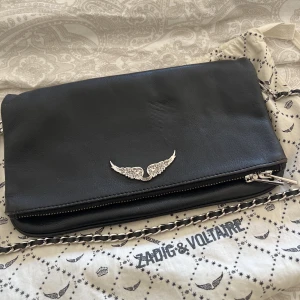 Zadig voltaire väska - Svart Zadig voltaire väska i medium, väskan är väl använd därav det låga priset. Den har ett märke på framsidan som kan ses på bilden och den långa kedjan är sönder. Dustbag och kort kedja tillkommer, väskan är beställd från boozt för något år sedan💗
