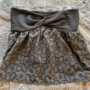 Svart topp - Svart topp i virkat material, aldrig andvänd!