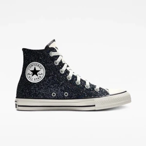 Glittriga svarta Converse🤩 - Säljer dessa svarta Converse skor🤩 Perfekta nu inför vår och sommar och passar till allt! De är knappt använda och i superfint skick🥰