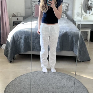 Linnebyxor från H&M - Säljer mina fina linnebyxor, de är köpta förra sommaren och är ifrån hm💕 hör av dig vid frågor eller om du vill ha fler bilder💕💕 köptes för 400🥰