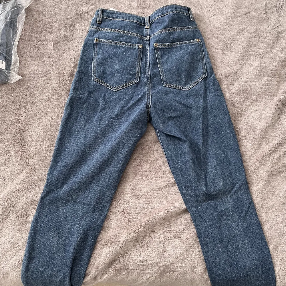 Aldrig använda har 2 stycken som säljs. Blåa jeans med hål i knäna, storlek 36🤍 Köpare står för fraktkostnaden!. Jeans & Byxor.