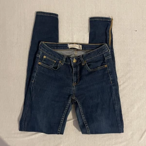 Gina tricot jeans - Gina tricot kristen jeans i storlek 27/32. 