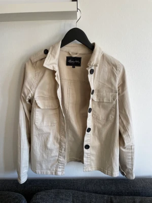 Beige jacka - Säljer min beiga vår/sommarjacka som jag köpte på bubbleroom för många år sedan. Väldigt sparsamt använd därav mycket bra skick😊Storlek xs men passar S