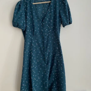 Klänning - Kort klänning i smaragdgrön. älskar denna. Lite för liten vid brösten, jag har storlek 75 C.