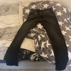 Byxor för pojkar  - Aldrig använt dessa jeans så tänkte sälja för dom passar inte mig längre. 