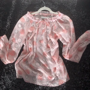 Rosa mönstrig mesh blus S - En rosa blus i mesh tyg med rött och grått mönster från ICHI. Storlek S men passar M (hänger löst) Kan mötas i centrala stockholm eller skickas mot frakt 