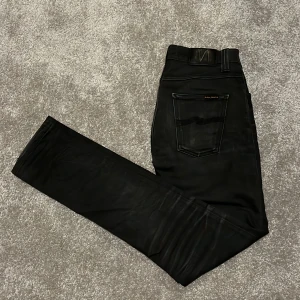 Nudie Jeans - Nu säljer vi ett par riktigt slim och grisch jeans från märket Nudie💫 Byxorna är i ett mycket fint skick👌 Nypris: 1799 Vårt pris: 349😍Var inte rädd för att ställa fler frågor😊