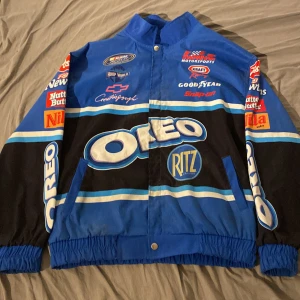 Jacka - säljer denna för den aldrig används här hemma längre 