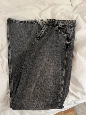 Gråa jeans - Säljer denna gråa jeans då de aldrig används. Köptes för /89kr och säljs för 100kr. Använd 3 gånger.